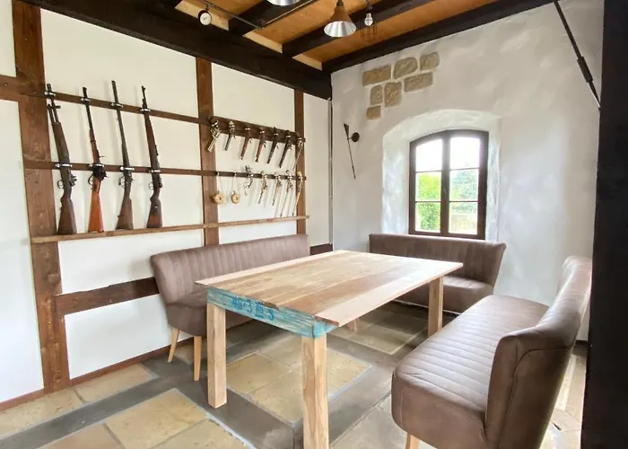 Villa Ausgefallenes Waffenkammer Im Rittergut Fuer 7 Personen